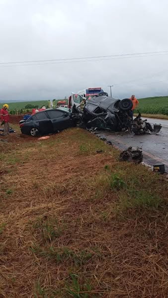 QUATRO PESSOAS MORRERAM EM COLISÃO FRONTAL ENTRE DOIS VEÍCULOS NA PR-445, EM BELA VISTA DO PARAÍSO-PR