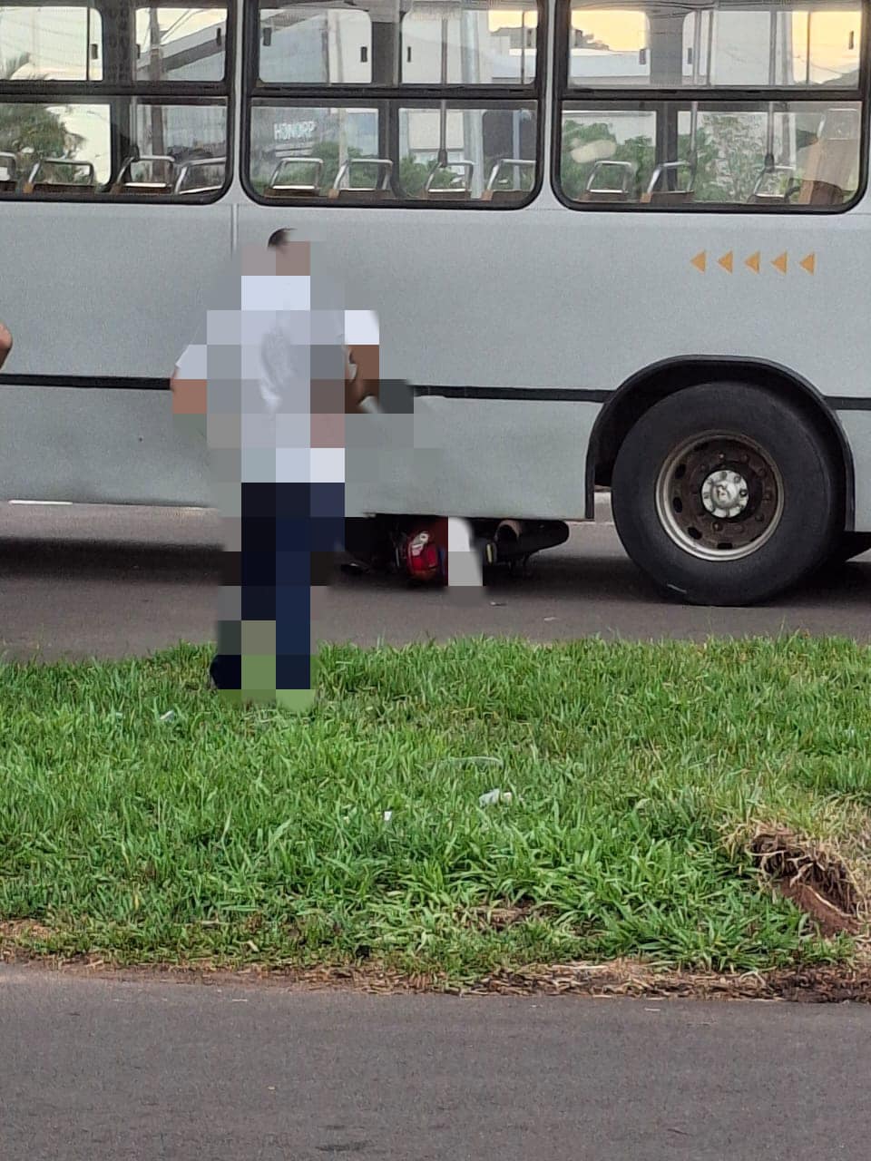 APÓS COLISÃO, MOTONETA FICA PRESA EMBAIXO DE ÔNIBUS