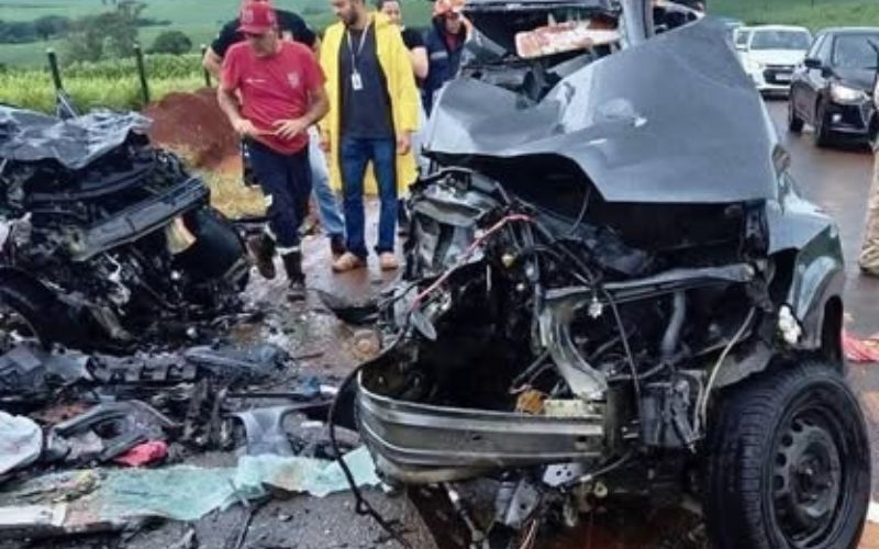 QUATRO PESSOAS MORRERAM EM COLISÃO FRONTAL ENTRE DOIS VEÍCULOS NA PR-445, EM BELA VISTA DO PARAÍSO-PR