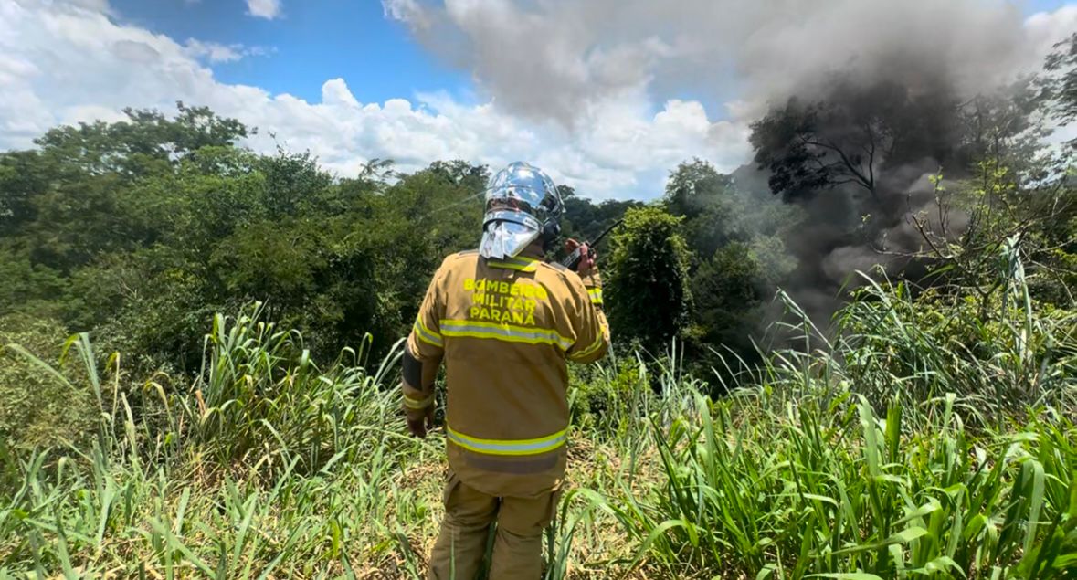 CARRETA APÓS TER FALHA MECÂNICA SAI DA PISTA E CAI EM RIBANCEIRA NA BR-487