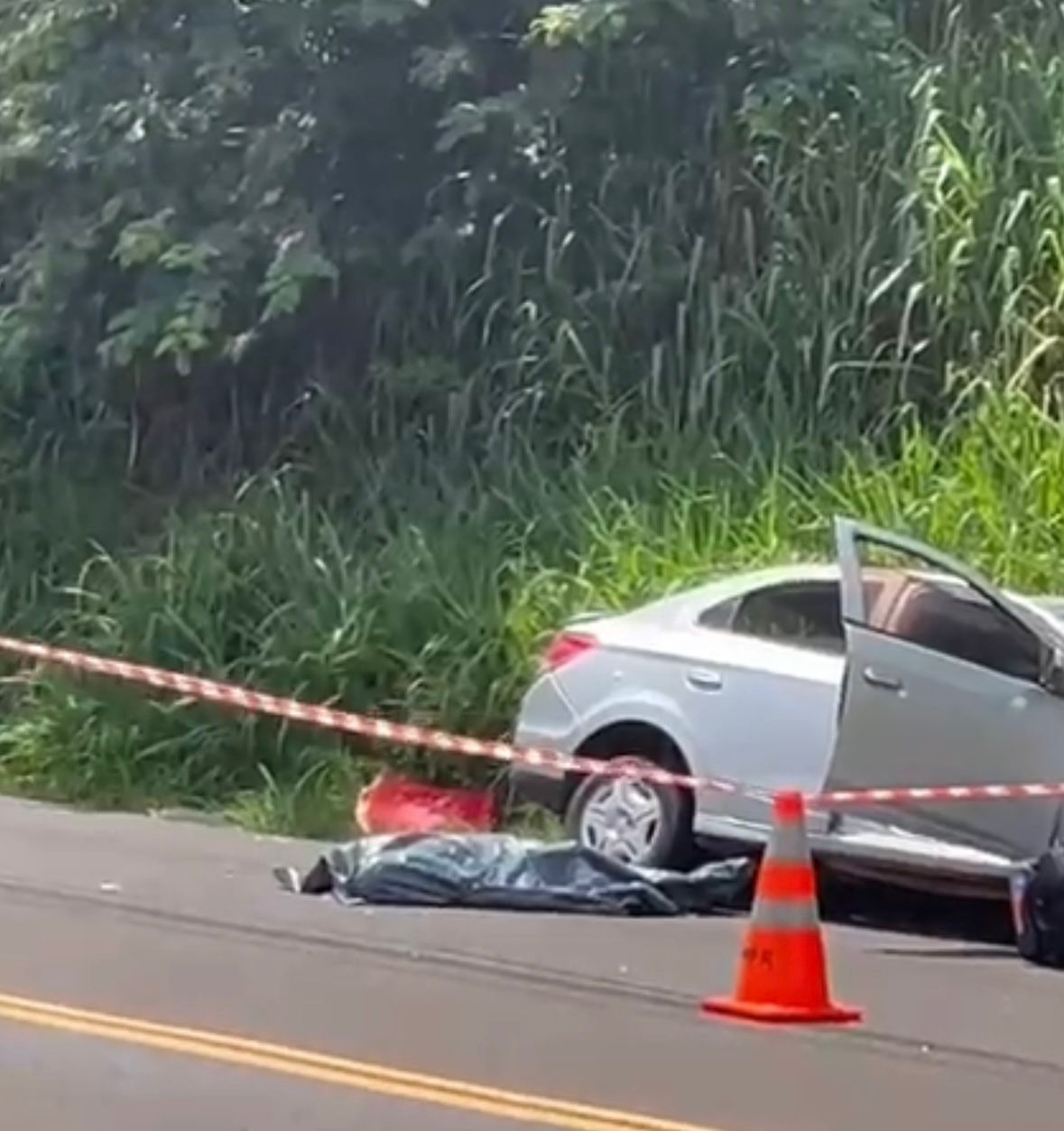 COLISÃO ENTRE CARRO E DUAS CARRETAS PROVOCA A MORTE DE UM MOTORISA, NA PR-323