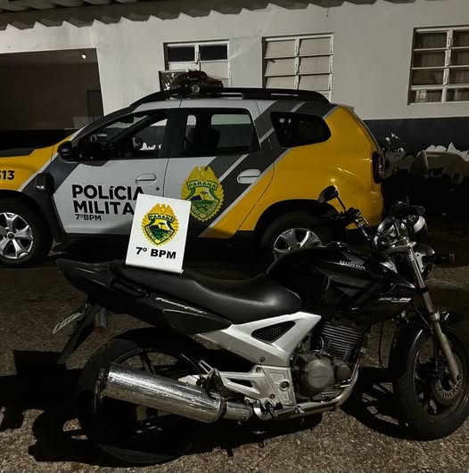 Mulher entra em igreja e ao sair percebe que teve motocicleta furtada no centro de Goioerê; PM recuperou