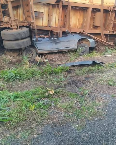 CAMINHÃO TOMBOU EM CIMA DE CARRO, DEIXANDO UM FERIDO E DOIS EM ÓBITO NA PR-092