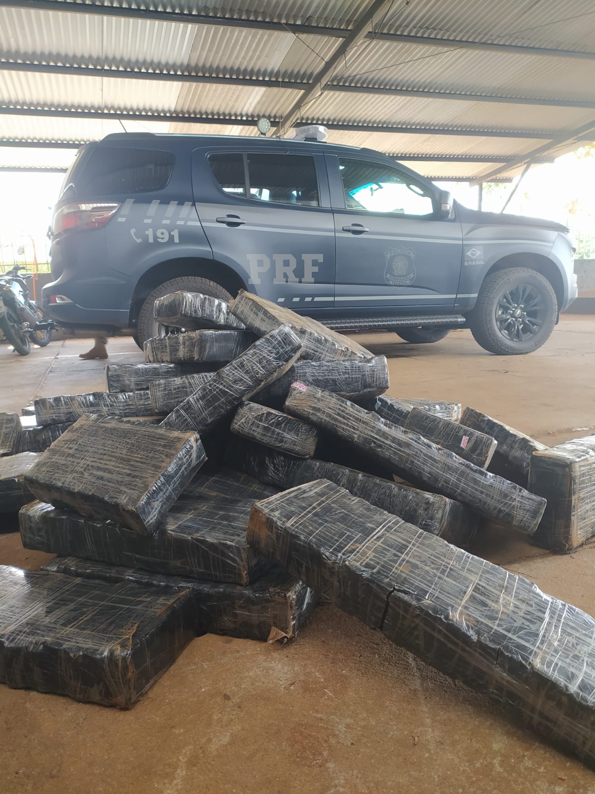 385 KG DE MACONHA FOI APREENDIDA NA PR-323 PELA PRF