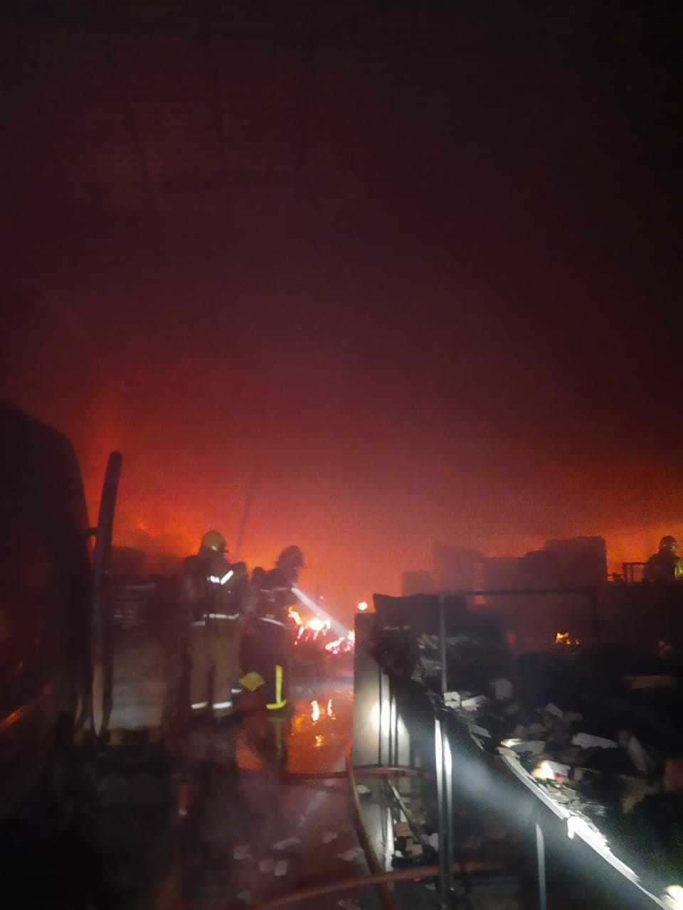 INCÊNDIO DESTRÓI BARRACÃO DURANTE A MADRUGADA EM MARINGÁ