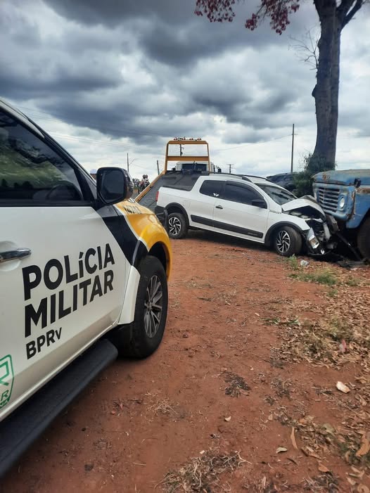 CAMINHONETE COLIDE CONTRA CAMINHÃO PARADO EM FERRO VELHO, NA PR-082