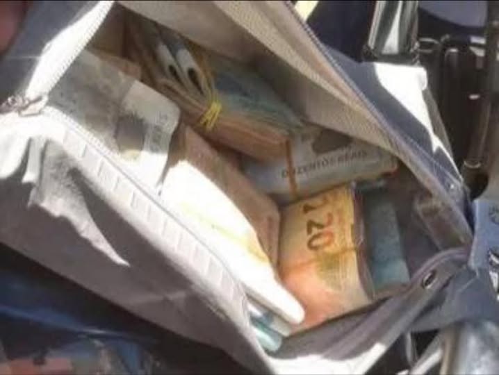 MOTOCICLISTA ENCONTRA MALOTE COM R$ 37 MIL EM RODOVIA E DEVOLVE AO DONO. FOI MAIS RÁPIDO QUE O PREJUÍZO