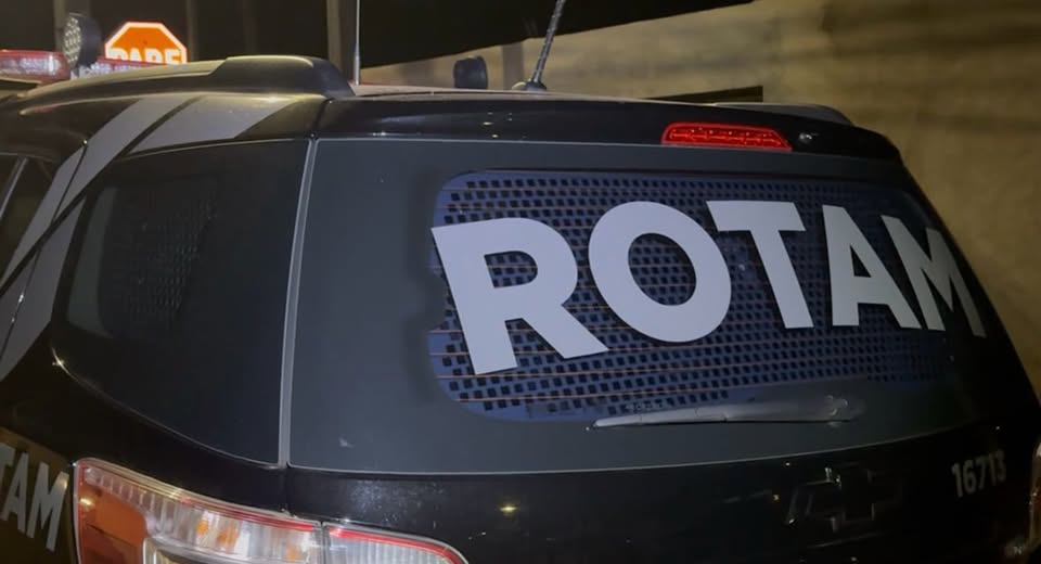 AO SER ABORDADO PELA PM, HOMEM TENTA SE PASSAR POR OUTRA PESSOA, MAS ACABA PRESO COM MANDADO EM ABERTO