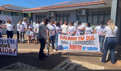 Protesto de funcionários da Santa Casa de Goioerê contra salários atrasados 