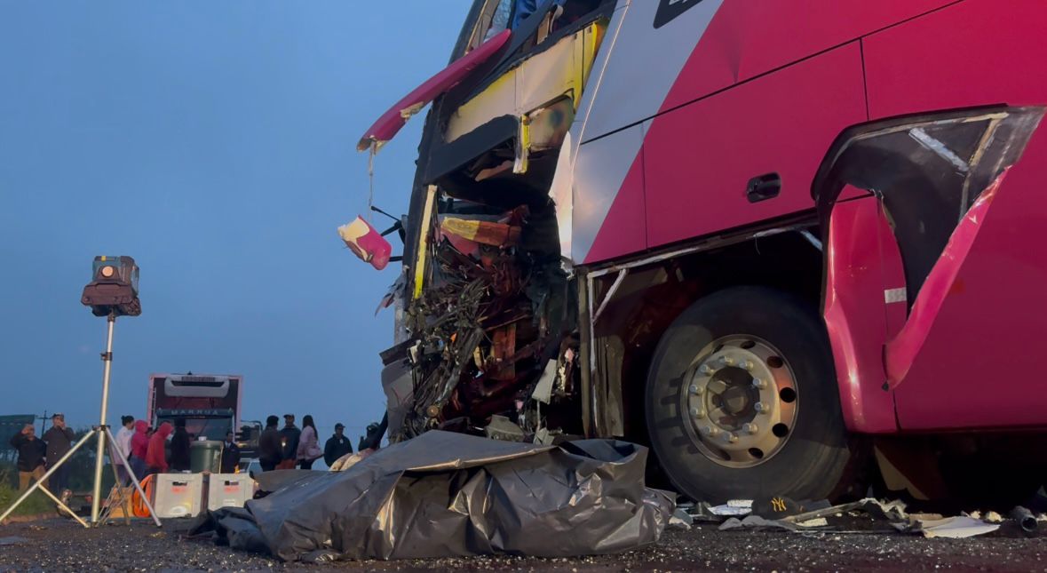 03 PESSOAS MORRERAM DURANTE GRAVÍSSIMA COLISÃO  FRONTAL ENTRE ÔNIBUS E CAMINHÃO NA BR-272 EM CAMPO MOURÃO