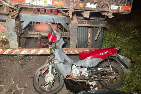 MOTOCICLISTA MORRE APÓS BATER NA TRASEIRA DE CAMINHÃO PARADO EM ESTRADA RURAL