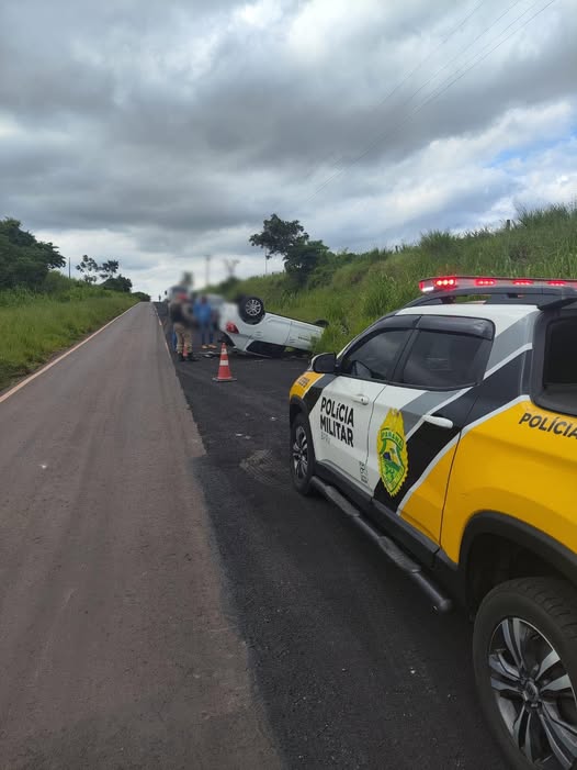 HOMEM FICA FERIDO AO CAPOTAR VEÍCULO NA PR-477