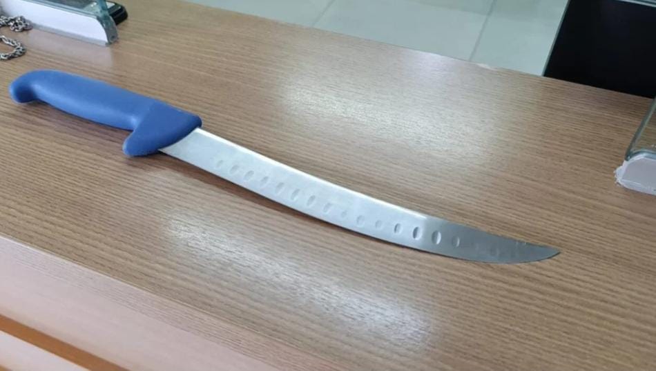 ESTUDANTE DE 14 ANOS VAI PARA ESCOLA ARMADO COM UMA FACA