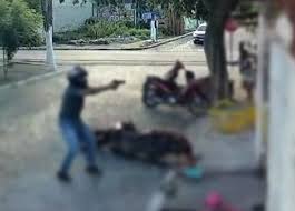 Bebê de 1 ano é abandonado pela mãe no meio de tiroteio; veja vídeo