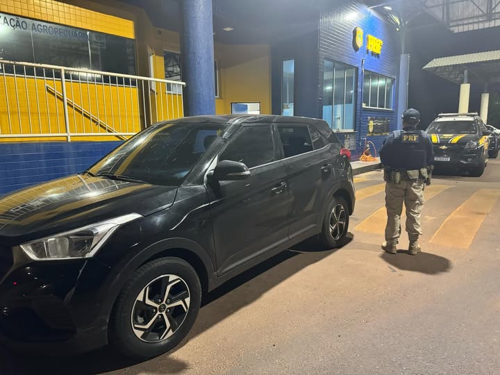 DURANTE ABORDAGEM, PRF RECUPERA VEÍCULO ROUBADO E PRENDE MOTORISTA, NA BR-163