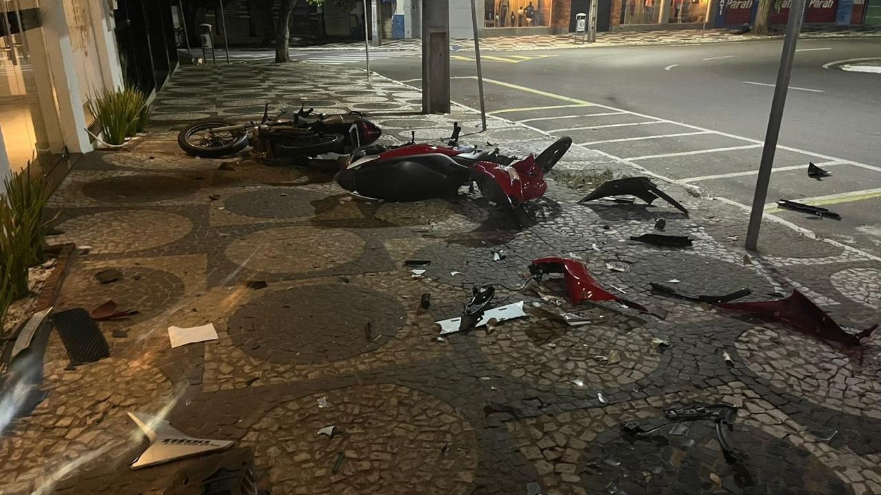 MOTORISTA, COM SINAIS DE EMBRIAGUEZ, COLIDE CARRO CONTRA MOTOCICLETAS ESTACIONADAS, E ACABA PRESO PELA PM