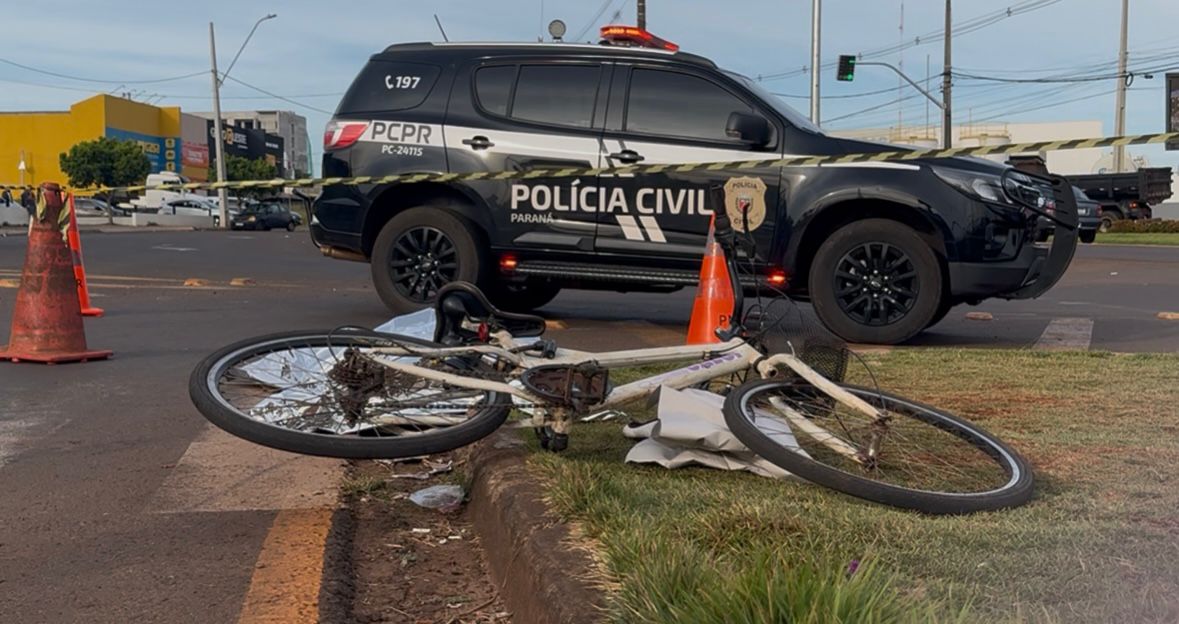 Mulher, de 71 anos, morre após cair com bicicleta, e ser atropelada por carreta