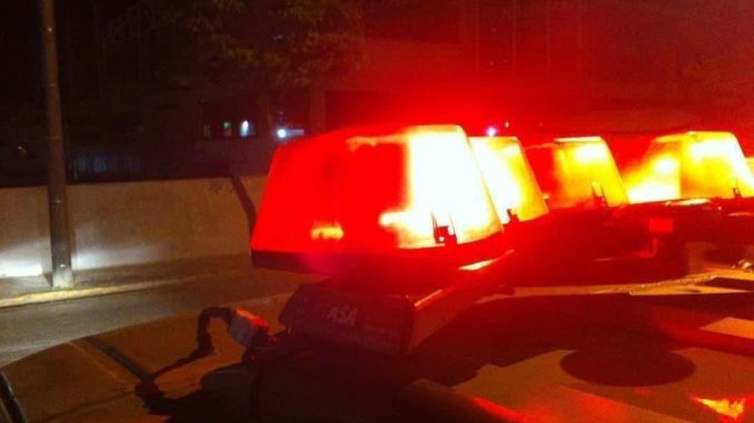 Homem é agredido e tem veículo roubado, por três homens, em pátio de posto de combustíveis