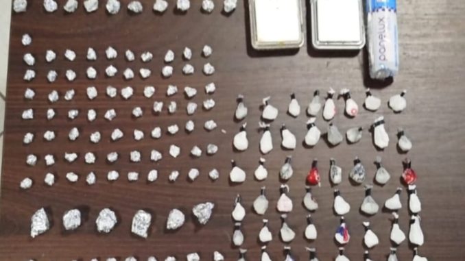 Polícia Civil cumpre mandado e apreende grande quantidade de porções de crack, cocaína e maconha em residência, e mulher é presa