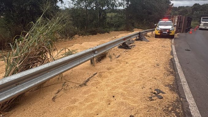 Motorista fica ferido ao perder o controle da direção e tombar carreta, na PR-182