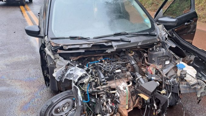 Carro fica com a frente destruída, após colisão com carreta, na PR-323
