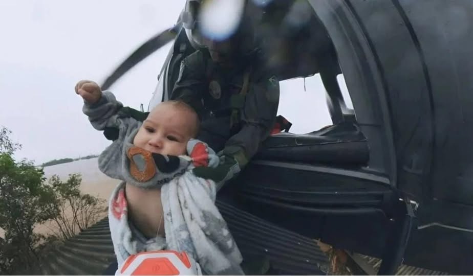Bebê resgatado de helicóptero em enchente no RS morre um ano depois.