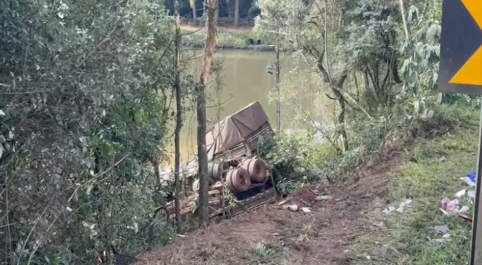 Condutor de caminhão morre em grave acidente
