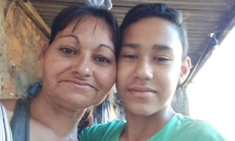 Adolescente é assassinado pela mãe com golpes de machado