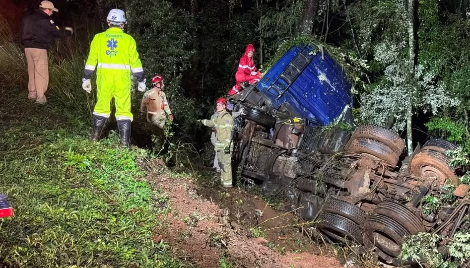 MULHER MORRE APÓS CAMINHÃO-TANQUE COM ÓLEO VEGETAL TOMBAR NA BR-277