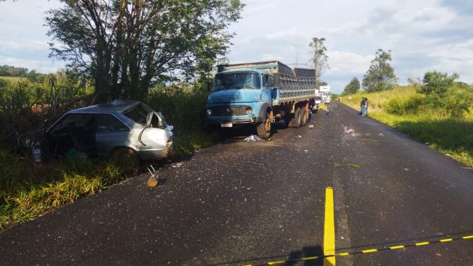 Homem morre após ser atropelado por caminhão, enquanto empurrava carro, na PR-317