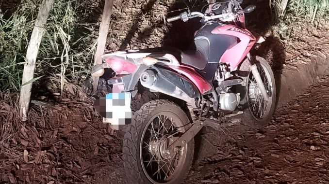 Motocicleta furtada, é encontrada abandonada em estrada vicinal, às margens da rodovia BR-272