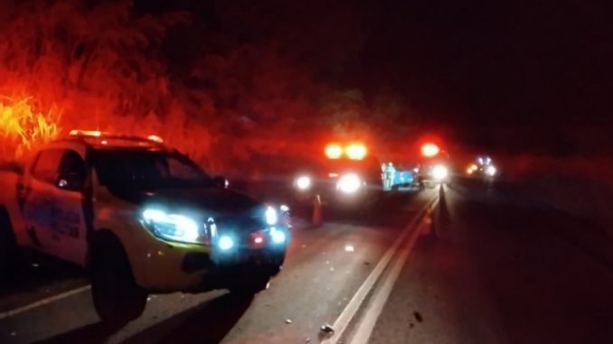 Colisão envolvendo duas motocicletas e um carro deixa duas pessoas feridas, na PR-180