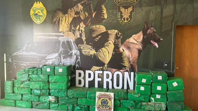 Homem foge a pé e abandona caminhonete furtada, carregada com quase 900 quilos de maconha