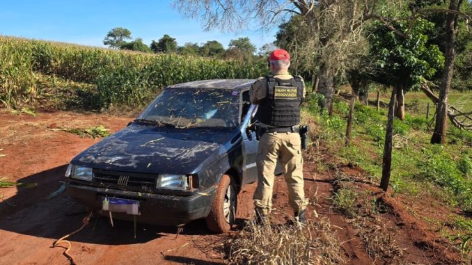 Ao avistar viatura da Polícia Rodoviária, motorista foge a pé e abandona veículo com carga de cigarros contrabandeados