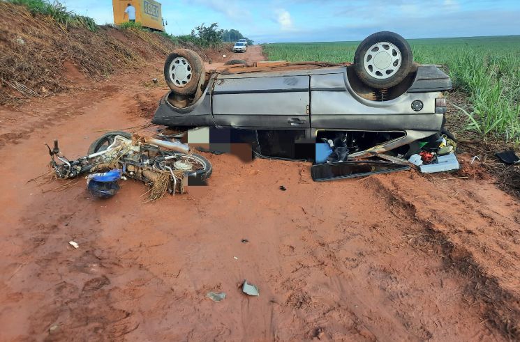 Colisão entre carro e motocicleta provoca a morte de dois homens, na PR-492
