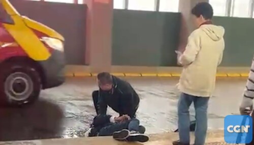 Homem tem orelha lacerada após ser atropelado por ônibus