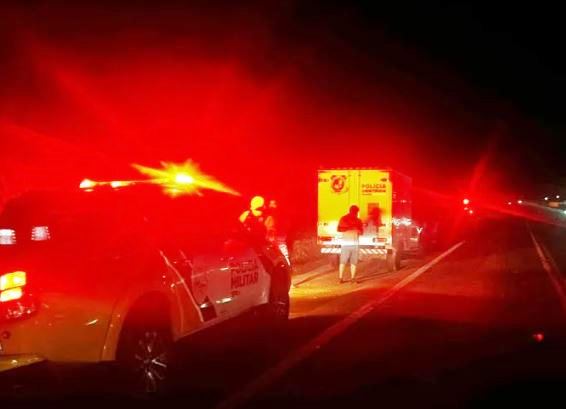Caminhão cai em ribanceira na PR-180 em Moreira Sales, Vítima fatal no local