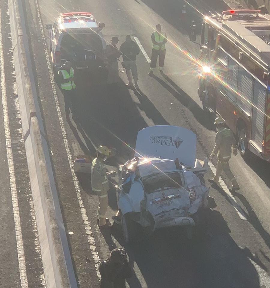 Carro tem traseira destruída em grave colisão com carreta no Contorno Norte de Maringá; motorista ficou preso nas ferragens