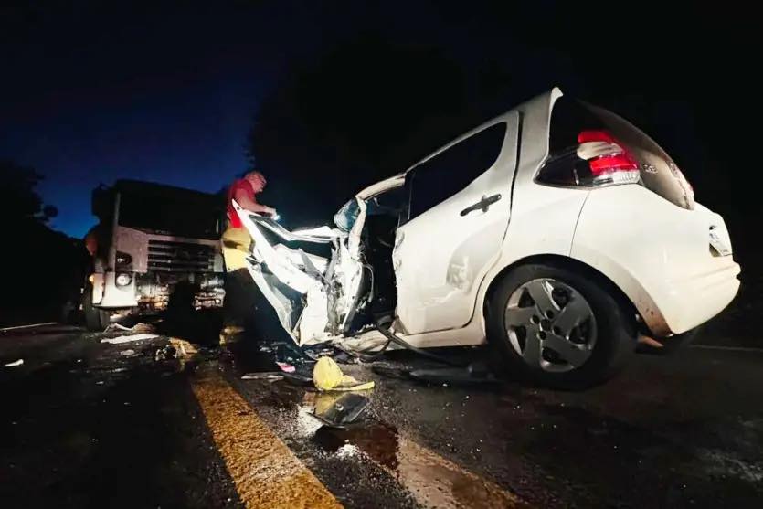 MULHER MORRE EM COLISÃO ENTRE CARRO E CAMINHÃO, NA PR-323