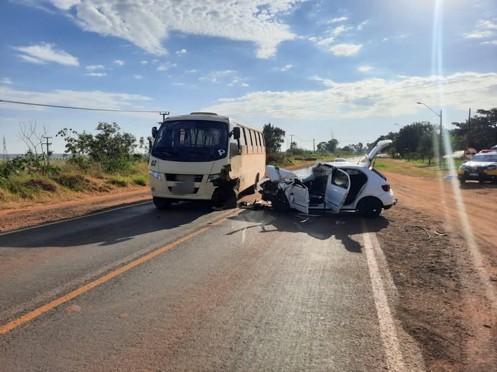 DUAS PESSOAS FICAM FERIDAS EM COLISÃO ENTRE CARRO E MICROÔNIBUS, NA PR-463