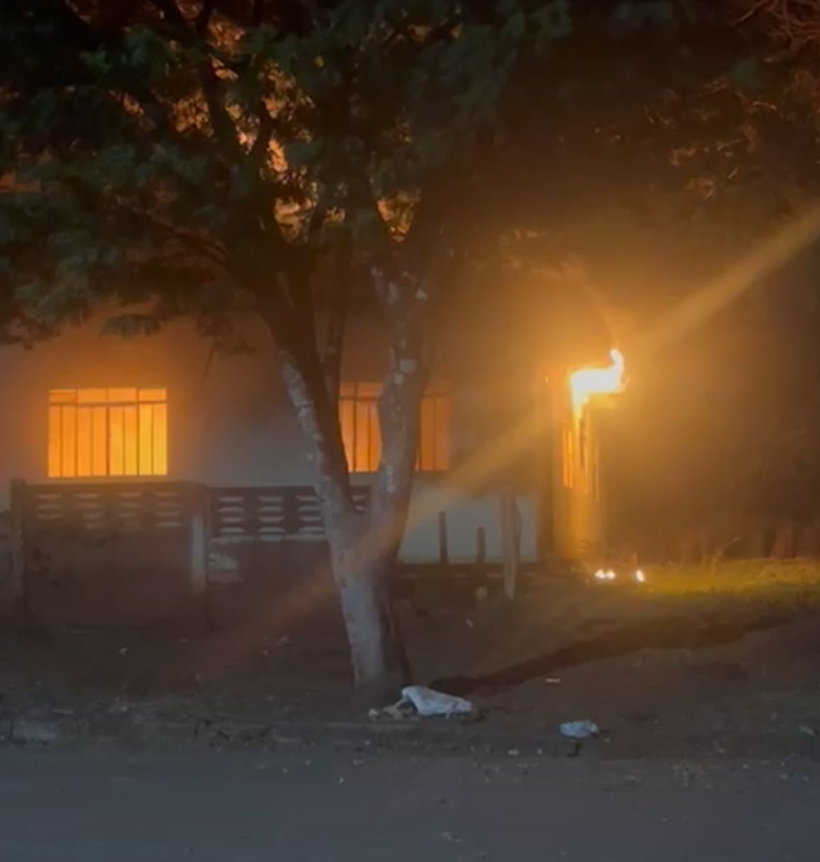 RESIDÊNCIA PEGA FOGO EM PEABIRU