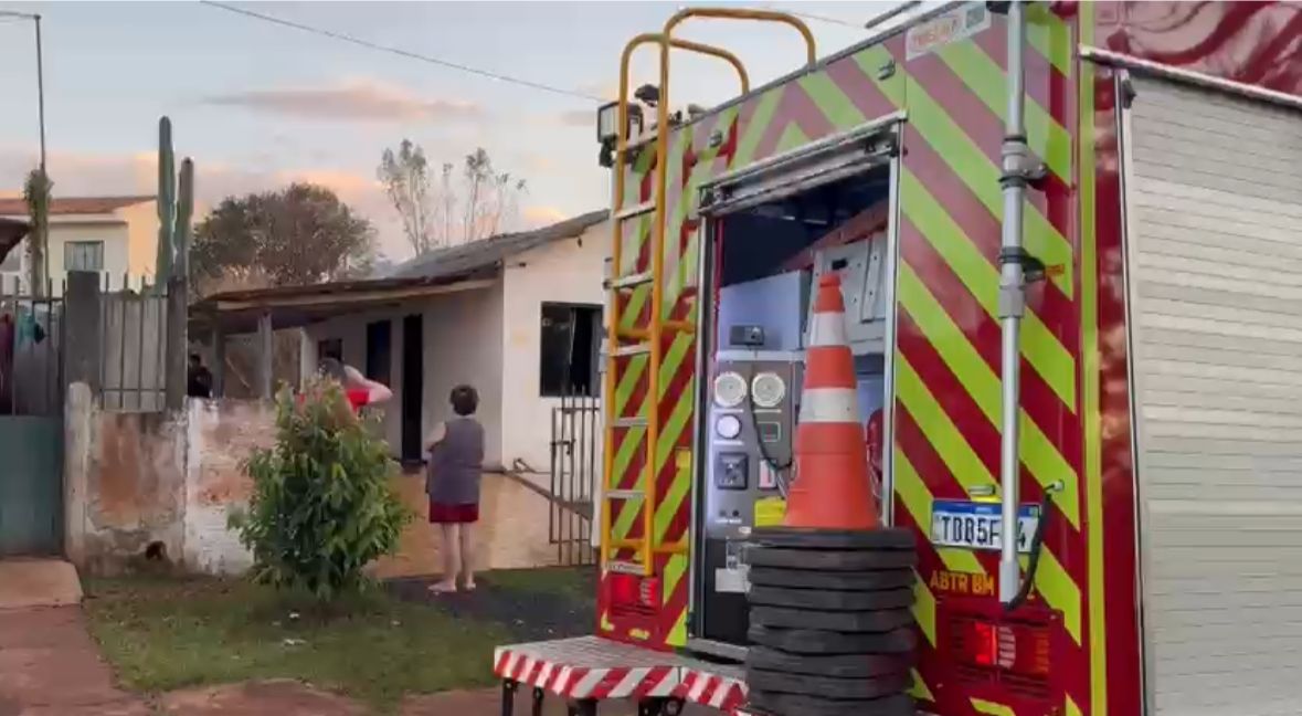 CASA PEGA FOGO NO JARDIM AEROPORTO EM CAMPO MOURÃO