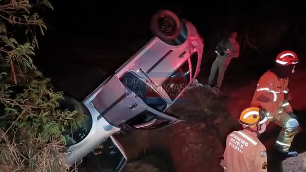 VEÍCULO É FECHADO POR OUTRO CARRO E CAI EM BARRANCO, NA PR-082, ENTRE CIANORTE E INDIANÓPOLIS
