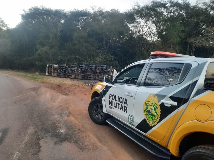 MOTORISTA SAI ILESO EM TOMBAMENTO DE CAMINHÃO, NA RODOVIA PRC-487