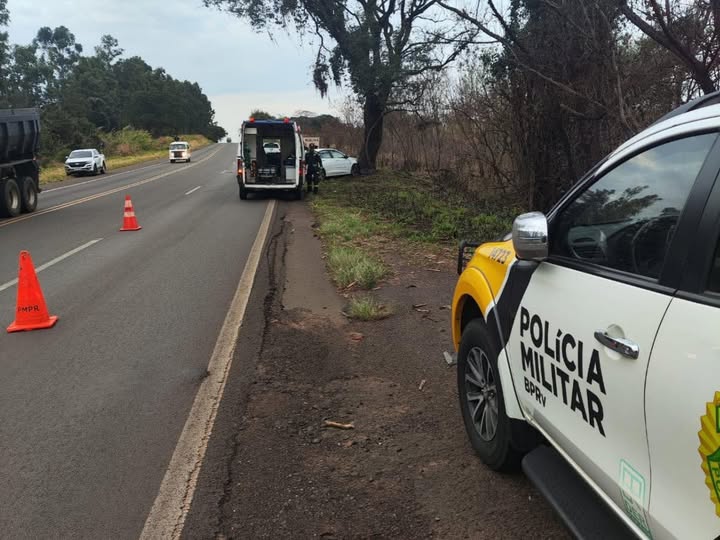 HOMEM FICA FERIDO AO COLIDIR CARRO CONTRA ÁRVORE, NA RODOVIA PR-323