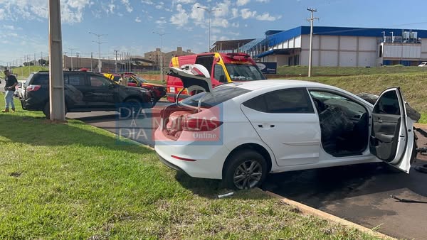 AO SE DEPARAR COM VIATURA POLICIAL, HOMEM BATE CARRO REPLETO DE M4C0NHA, E FICA FERIDO