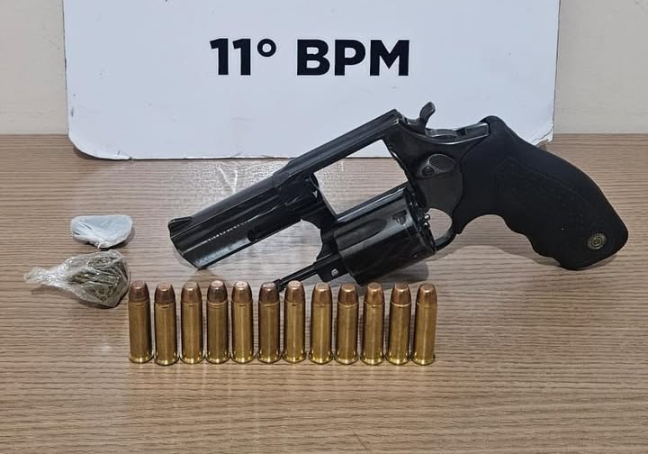 ROTAM APREENDE ARMA COM NUMERAÇÃO RASPADA E DROGAS NA VILA GUARUJÁ EM CAMPO MOURÃO; SUSPEITO FOI PRESO