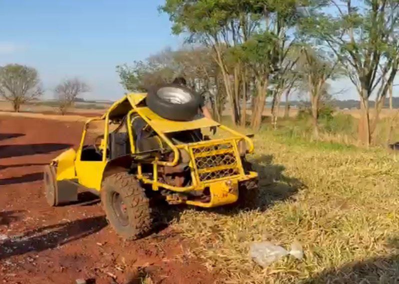 CAMPO MOURÃO – VEÍCULO GAIOLA OCUPADO POR ADOLESCENTES CAPOTA E DEIXA DOIS FERIDOS