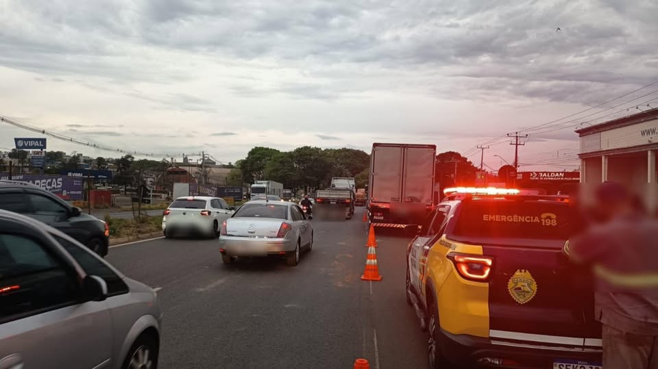 ENGAVETAMENTO ENVOLVENDO TRÊS CAMINHÕES DEIXA UM MOTORISTA FERIDO, NA PR-317