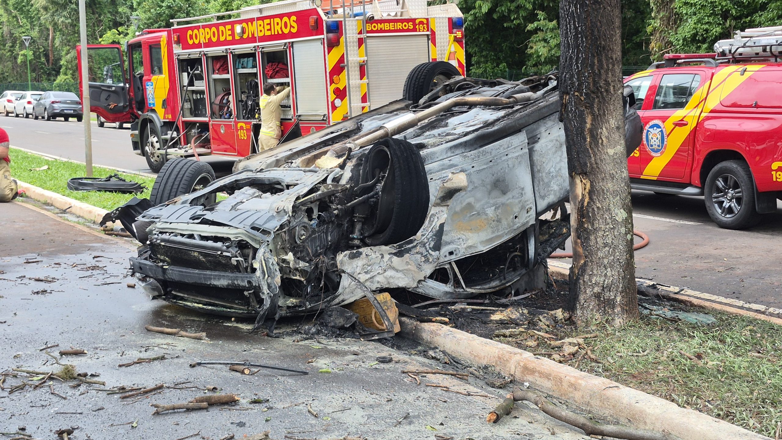 TRAGÉDIA: MÉDICO M0RRE APÓS SE ENVOLVER EM ACIDENTE E CARRO PEGAR FOGO EM MARINGÁ